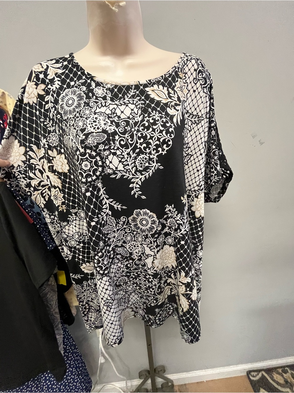 1575 / Siren Lily Siren Lily Black & White Floral Lace-Print Short Sleeve Tunic